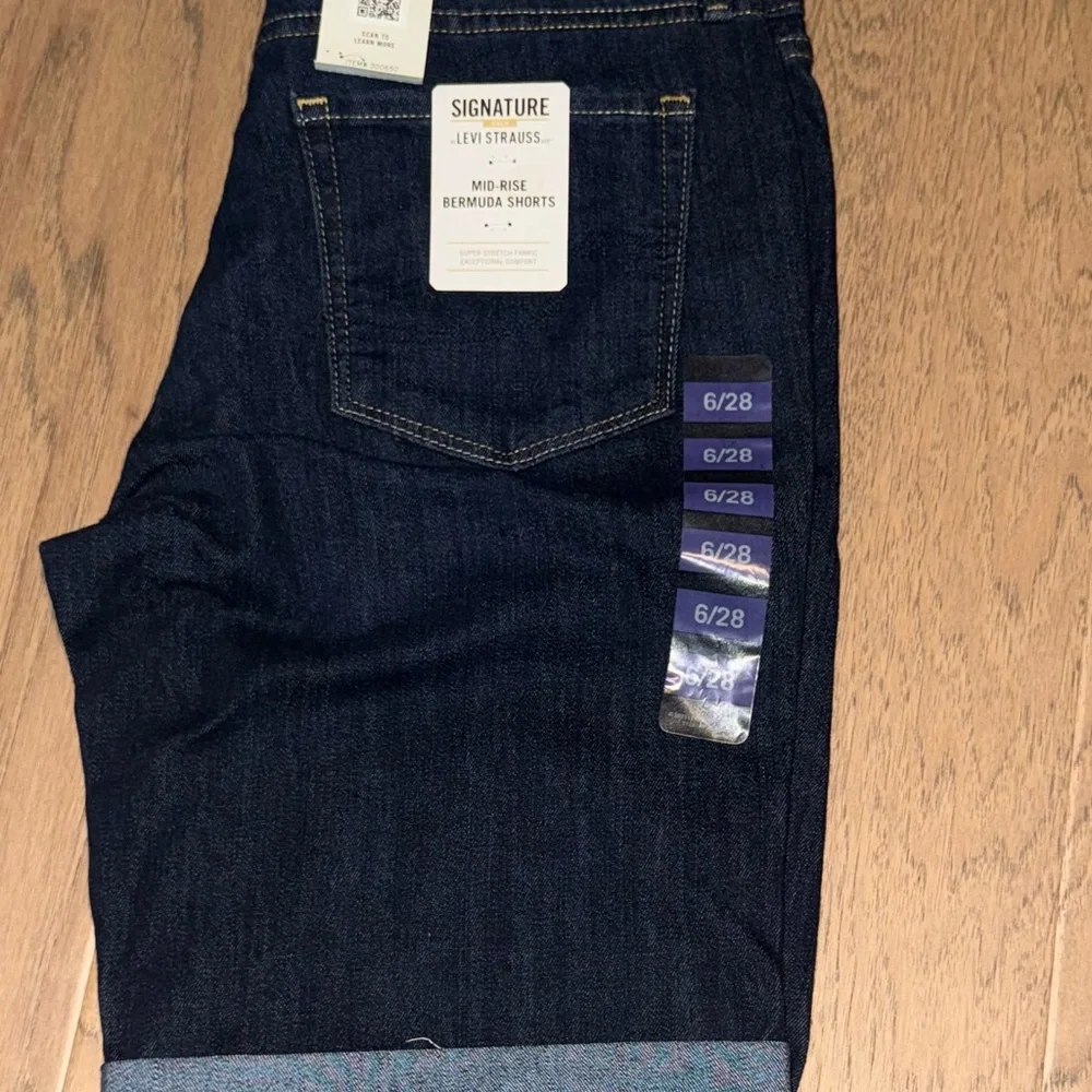 NWT Levi's Women's Dark Blue Bermuda Shorts